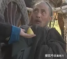 《康熙王朝》中明珠接过李光地给的窝窝头，为什么突然说有内奸？