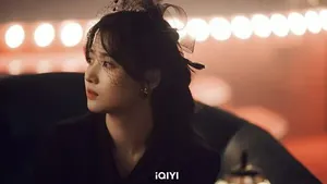 陆剧男神重现韩团「抖肩撒娇舞」萌翻　樱花树下被捧脸狂亲羞了！