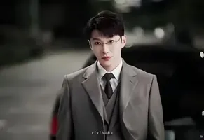 明明同一人,演完《逍遥》演《轧戏》,换造型变帅了判若两人