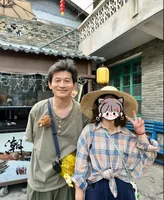 《小城大事》工作人员晒朱媛媛合影，还曝在拍戏时辛柏青全程陪伴