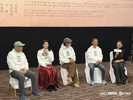 对话《翠湖》导演:中国家庭难以言说的爱,藏在平静湖面之下
