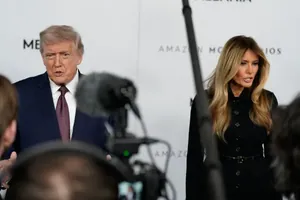 一部纪录片，映出美国的两张银幕