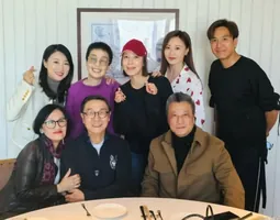 经典港剧《名媛望族》主演聚会集齐视帝视后,65岁女星息影多年未有现身