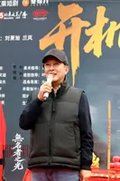 73岁唐国强&ldquo;下凡&rdquo;拍短剧：放下身段赚钱，才是成年人最大的体面